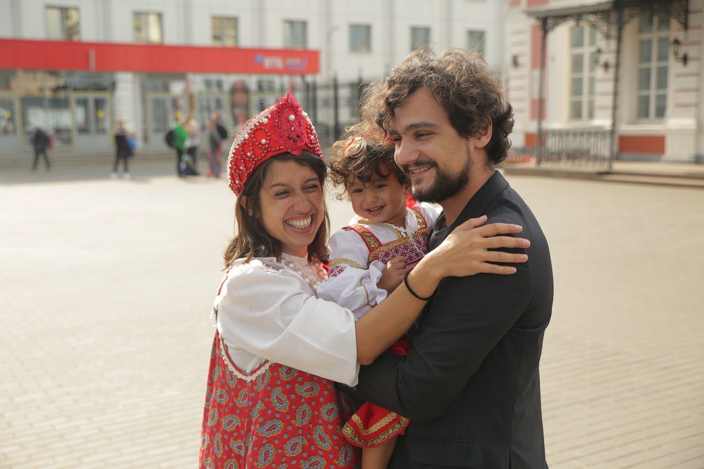 Gabriela, Olívia e João se reecontraram de novo depois de sete semanas em Nizhny Novgorod, na Rússia. — Foto: Evgeniy Stukachev/Natalia Bogdanova 