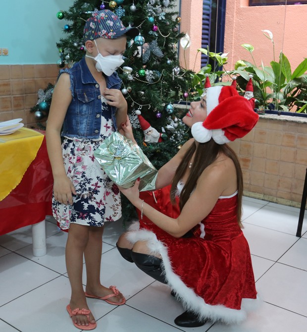 Maria Melilo distribui presentes  (Foto: Amauri Nehn/Brazil News)