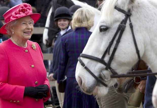 A rainha Elizabeth II visita o Ebony Horse Club e o Centro de Montaria em Brixton: paixão por cavalos (Foto: Heathcliff O'Malley/Getty Images)