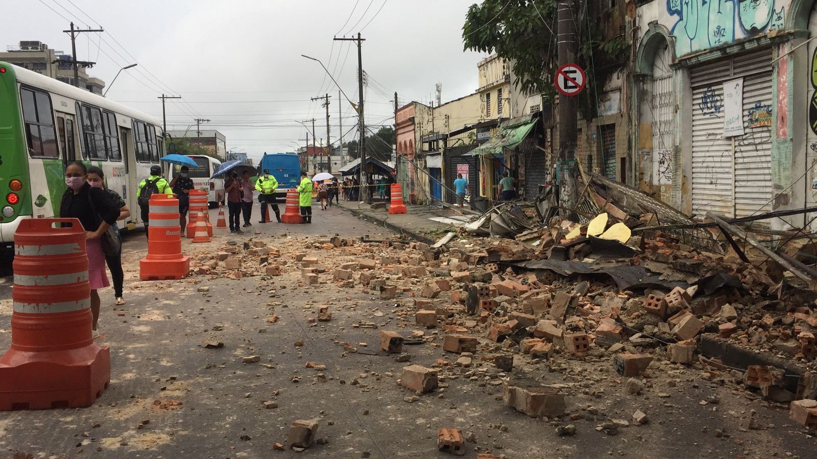
Parte de prédio desaba e Avenida Epaminondas é interditada em Manaus 