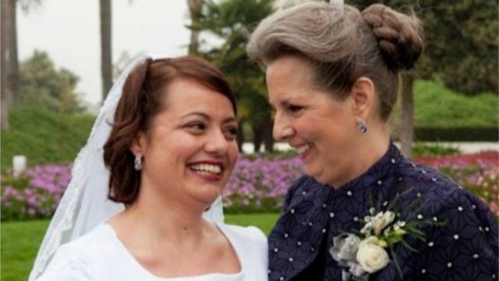 Sarah e sua mãe, que tomava insulina para diabetes tipo 1 — Foto: BBC