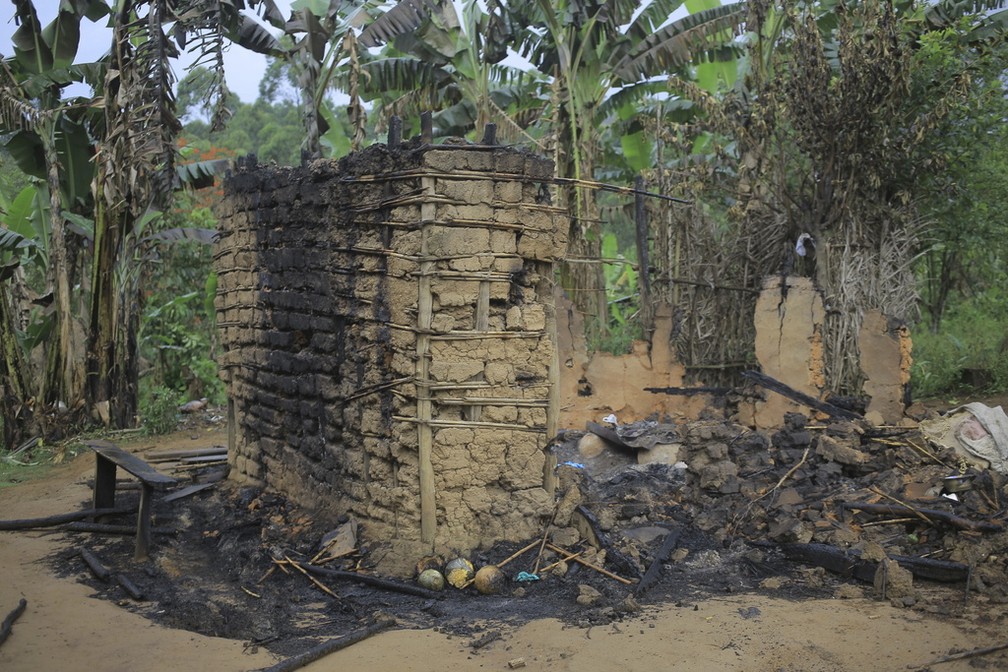 Uma cabana incendiada é vista na vila de Mukondi, na província de Kivu do Norte, na República Democrática do Congo, quinta-feira, 9 de março de 2023. Pelo menos 36 civis foram mortos quando as Forças Democráticas Aliadas, um grupo com ligações com o grupo Estado Islâmico, atacaram a vila e queimou as cabanas dos moradores. — Foto: (Foto AP/Socrate Mumbere)