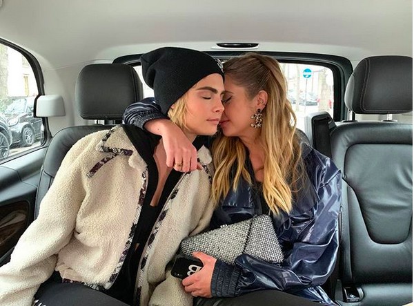 A atriz e modelo Cara Delevingne com a namorada, a também atriz e modelo Ashley Benson (Foto: Instagram)