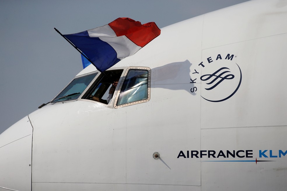 AviÃ£o chegou com bandeira da FranÃ§a na janela (Foto: Reuters)