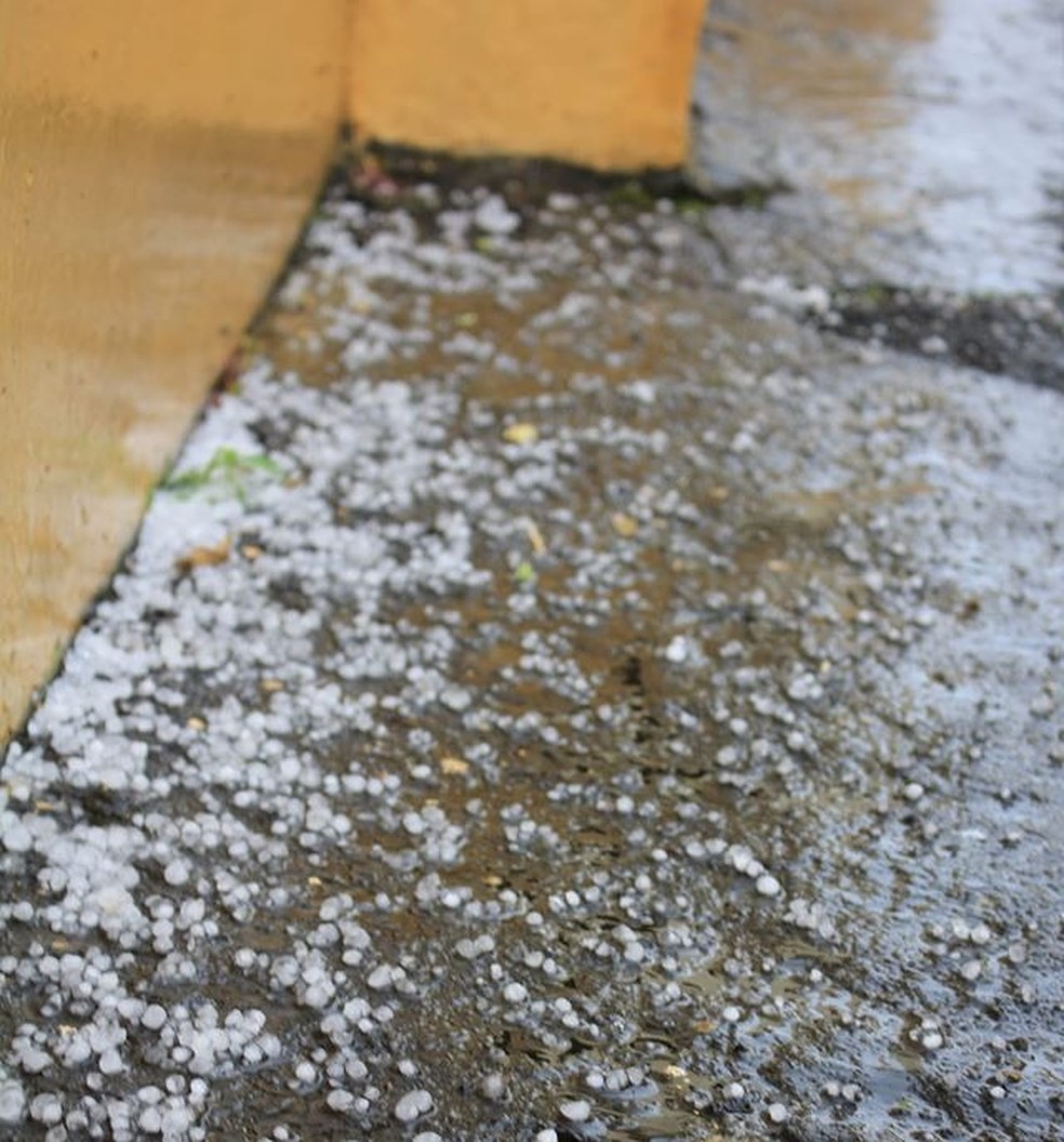 Chuva de granizo surpreende e causa transtornos em Monenhor Gil  — Foto: Arquivo Pessoal