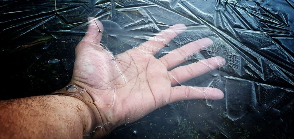 Fina camada de gelo se formou por causa das baixas temperaturas em São Joaquim — Foto: Mycchel Legnaghi/ São Joaquim Online