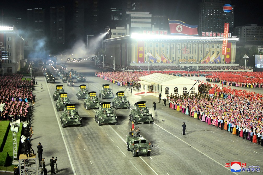 Carros blindados e tropas em desfile em Pyongyang na noite desta segunda (25) &mdash; Foto: KCNA via Reuters