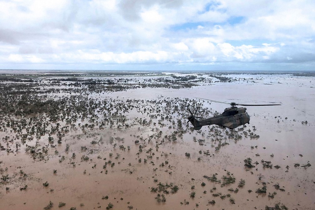 Helicóptero das Forças de Defesa Nacional da África do Sul sobrevoa área inundada de Beira, em Moçambique, nesta quarta-feira (20)  — Foto: Maryke Vermaak / AFP