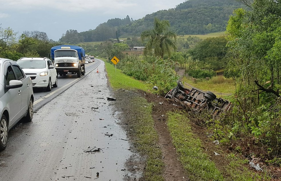 Caminhão tombou e caiu no acostamento; ocupantes se feriram levemente — Foto: PRF/Divulgação
