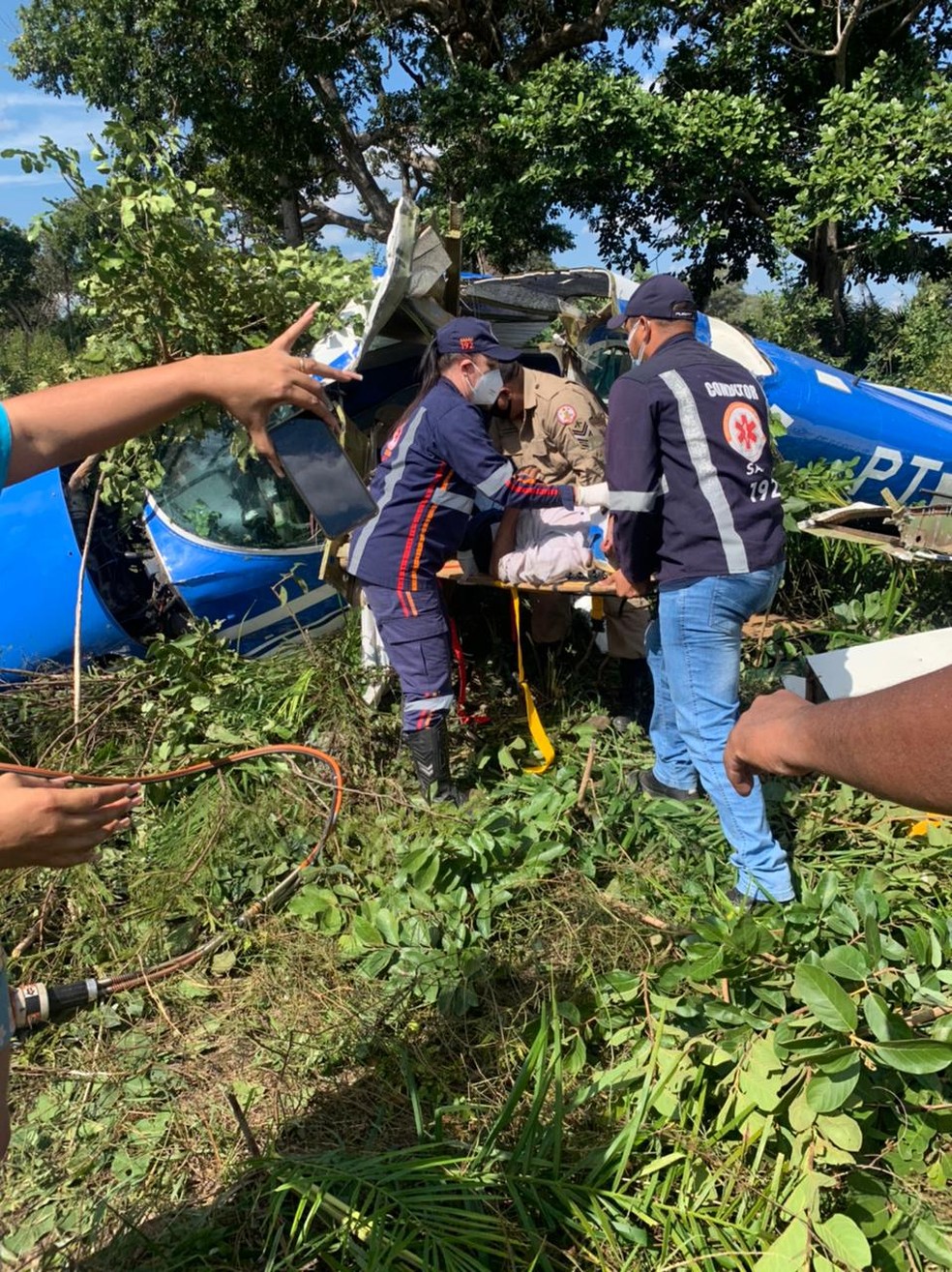 Duas pessoas ficaram feridas após um avião monomotor fazer um pouso forçado na região do Pantanal, em Poconé, neste sábado (15) — Foto: Divulgação