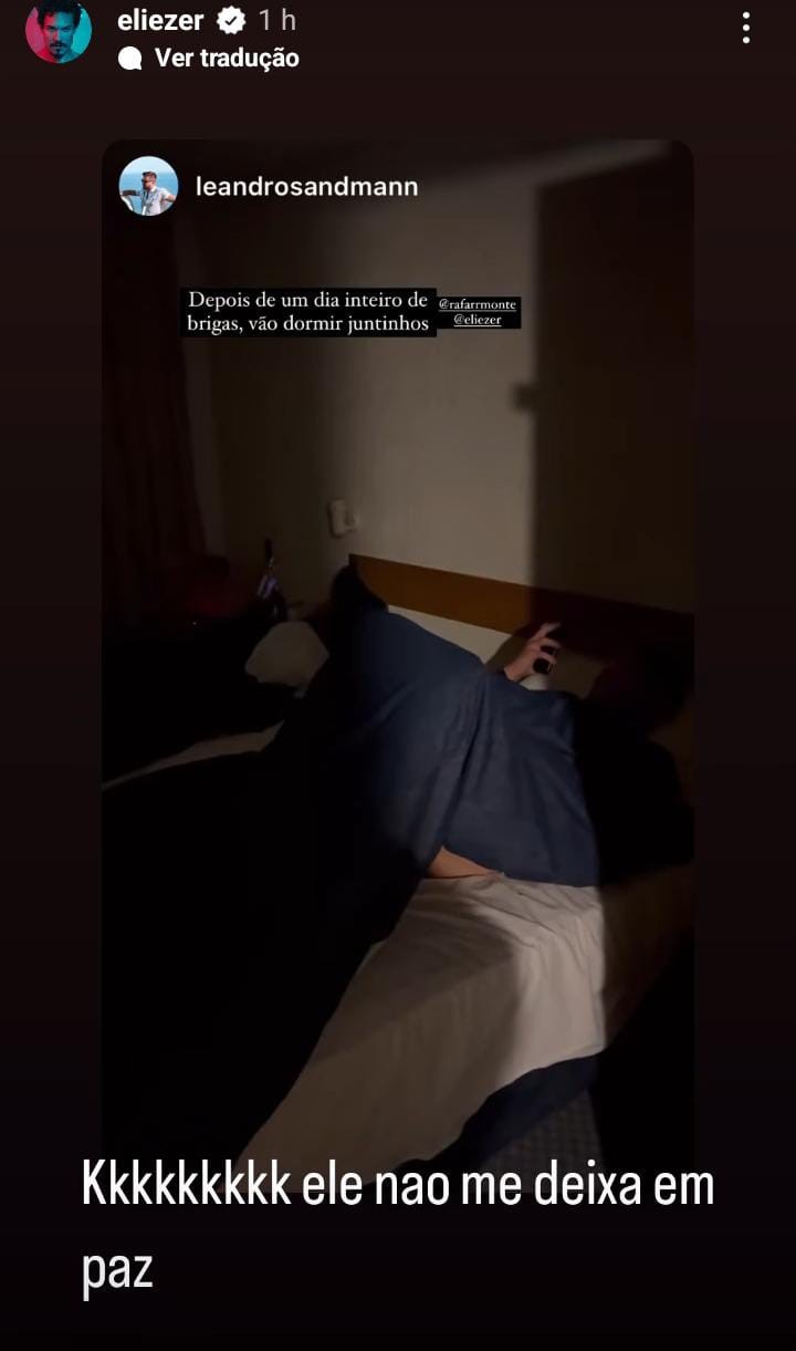 Eliezer divide cama com amigo no Chile (Foto: Reprodução / Instagram)