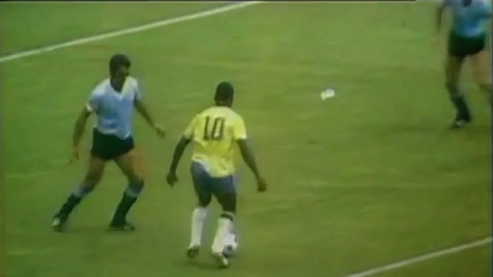 Pelé contra o Uruguai na semifinal da Copa de 70