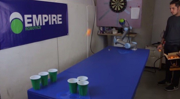 Robô jogando beer pong (Foto: Reprodução/ YouTube)