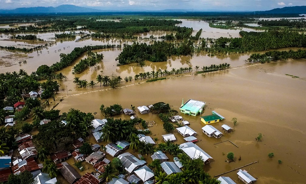 Vista aérea da cidade de Kabacan inundade neste sábado (23) devido à tempestade tropical nas Filipinas (Foto: Ferdinandh Cabrera/AFP )