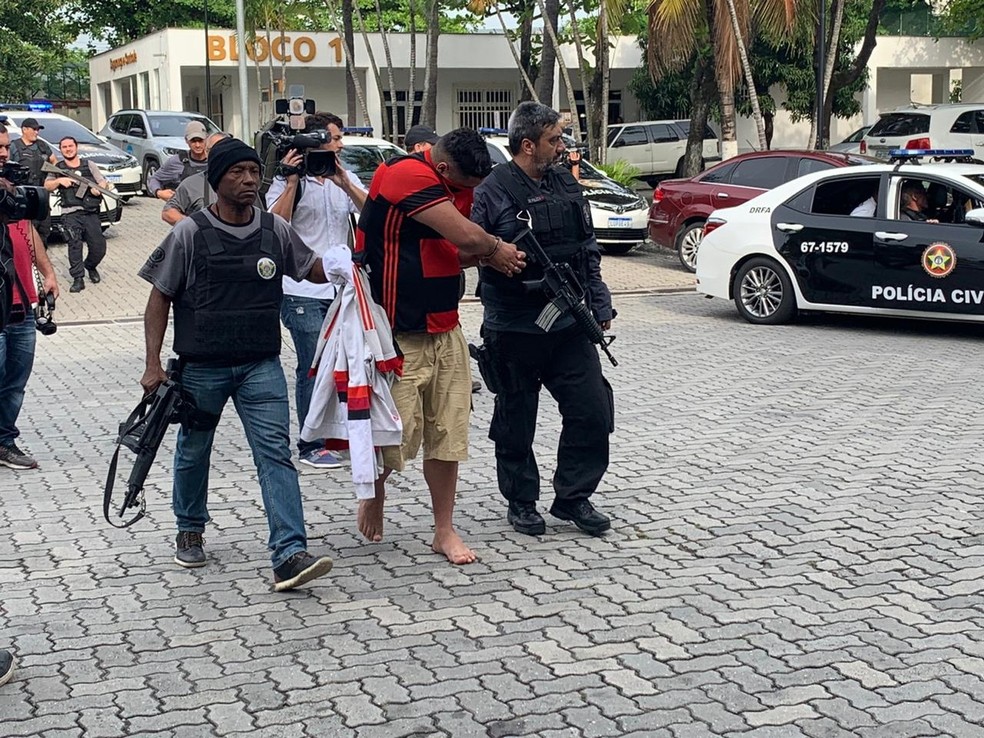 Torcedor do Flamengo preso na operação da Polícia Civil na manhã desta terça-feira — Foto: Fernanda Rouvenat / G1