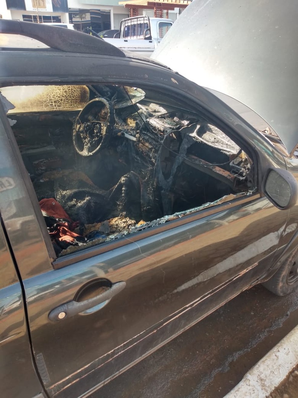 Motorista sofreu assalto e teve o carro incendiado ao parar em avenida de Primavera do Leste — Foto: Wellington Camuci