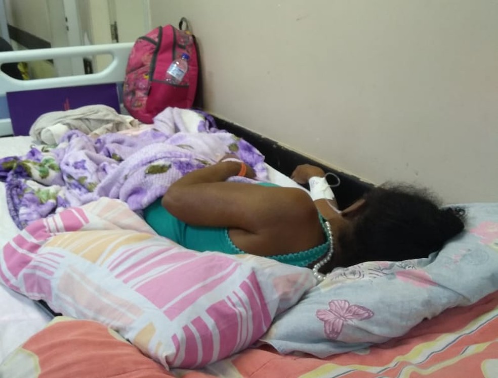 Mulher de 75 anos aguarda atendimento no Hospital Regional da Asa Norte (Hran), em Brasília, deitada em cama própria, levada por familiares — Foto: Arquivo pessoal/Jhiuly Karen