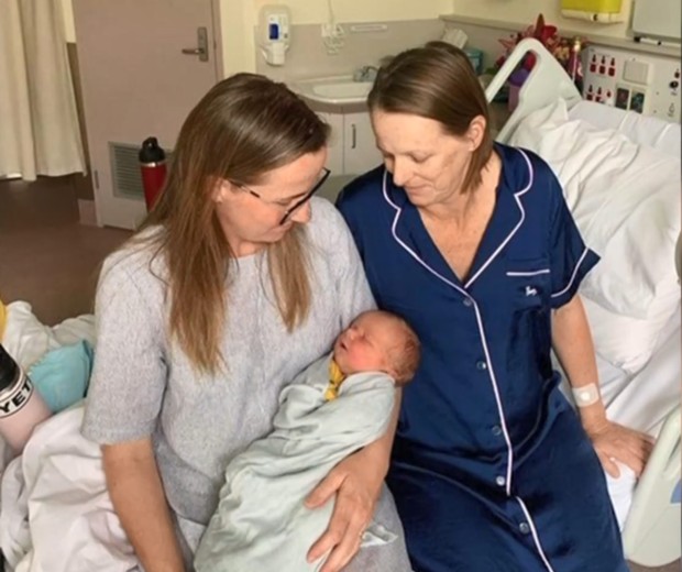 Maree Arnold, 54, se ofereceu para ser gestar o bebê da sua filha Meagan White, 28 (Foto: Reprodução/7 News)