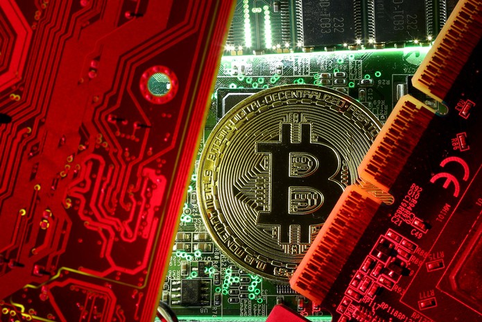 Foto ilustrativa de Bitcoin na placa mãe de um computador