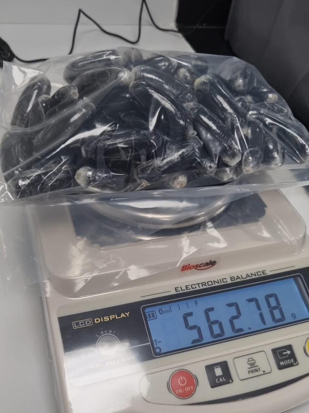 Mais de 500 gramas de cocaína estavam em mochila — Foto: Polícia Federal/Divulgação