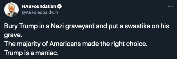 O tuíte de Alec Baldwin pedindo que Donald Trump seja enterrado em um cemitério nazista com uma suástica em seu túmulo (Foto: Twitter)