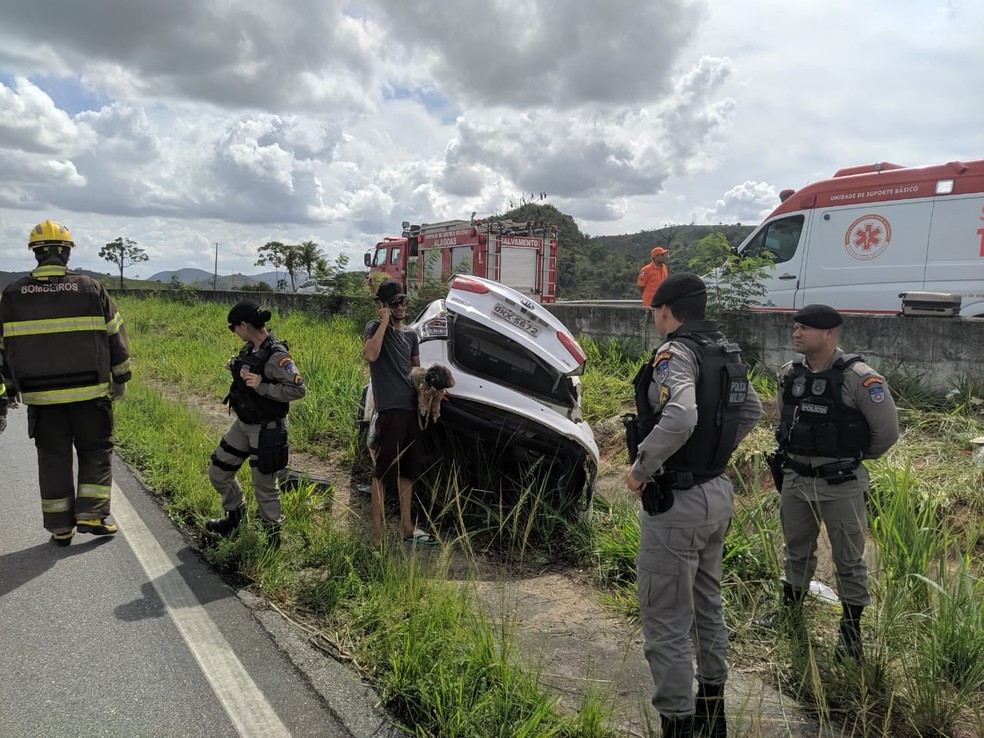 Corpo de Bombeiros fez o socorro de uma das quatro vitimas do capotamento em Novo Lino, Alagoas — Foto: Divulgação/Corpo de Bombeiros