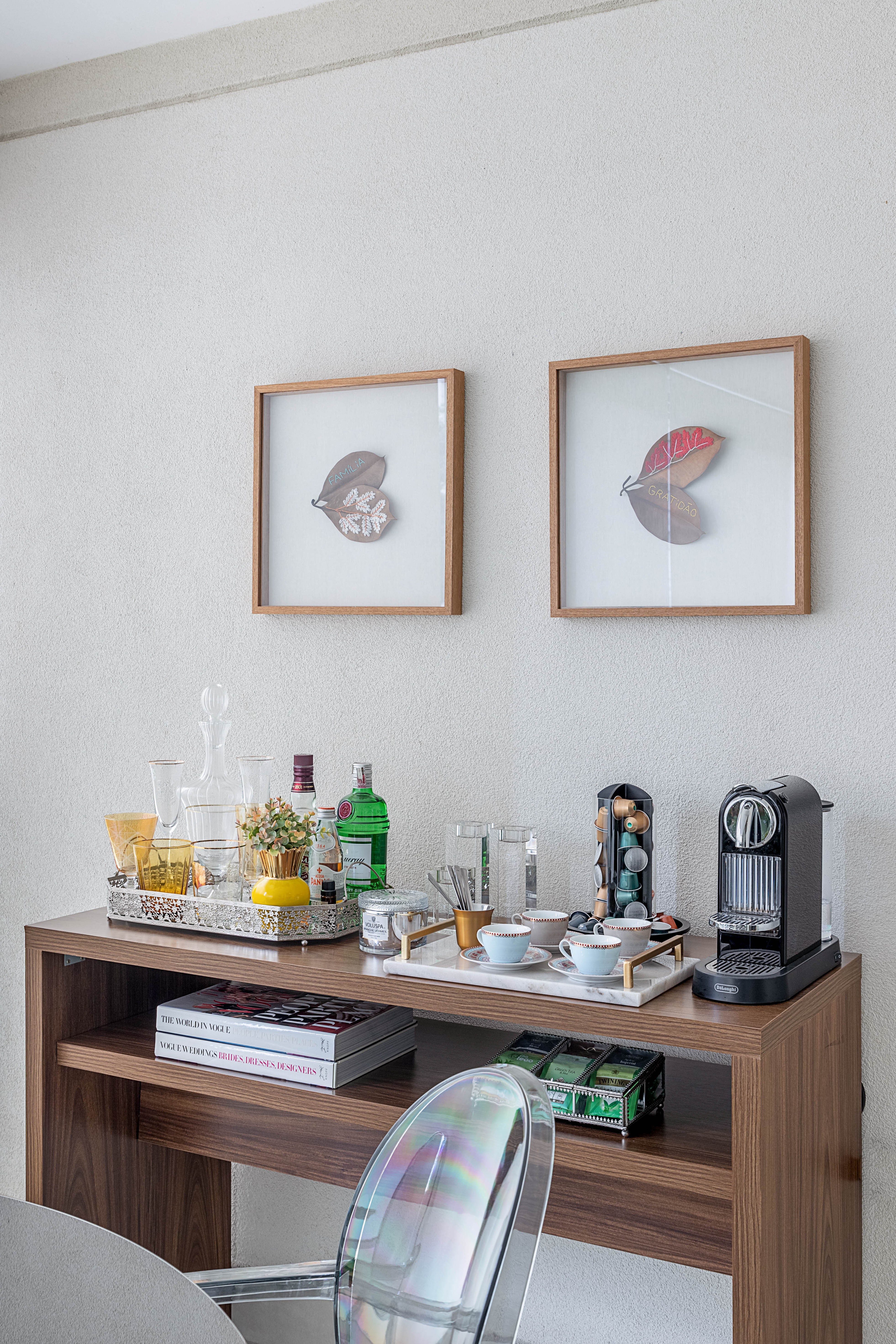 O aparador acomoda a cafeteira e o minibar, criando um cantinho gostoso e colorido. Projeto da arquiteta Carina Dal Fabbro (Foto: Rafael Renzo / Divulgação)