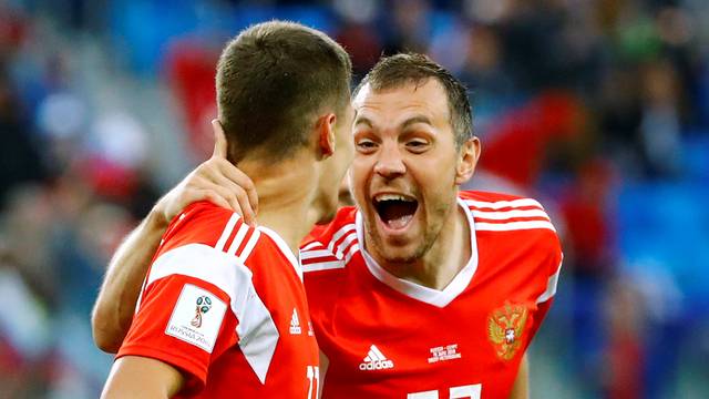 Russos comemoram um dos gols diante do Egito