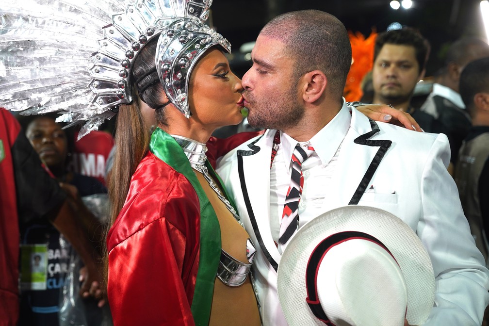 Paolla Oliveira beija Diogo Nogueira antes do desfile da Grande Rio — Foto: Marcos Serra Lima / g1