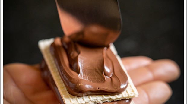 O wafer, um dos carros-chefes da confeitaria, é recheado de Nutella e coberto por chocolate ao leite (Foto: Tadeu Brunelli)