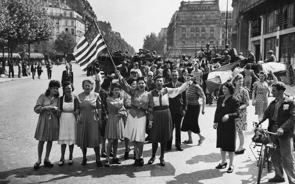 Parisienses comemoram o fim da ocupação nazista com desfile nas ruas, em 25 de agosto de 1944 — Foto: AP Photo/Harry Harris, file