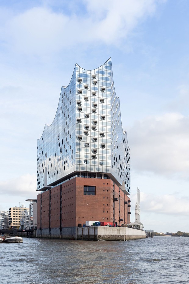 Centro cultural em Hamburgo é um grande (e magnífico) castelo de vidro (Foto: Reprodução)