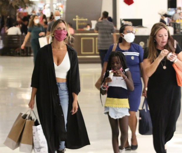 Giovanna Ewbank  vai ás compras com mãe e filha (Foto: Adão/Agnews)