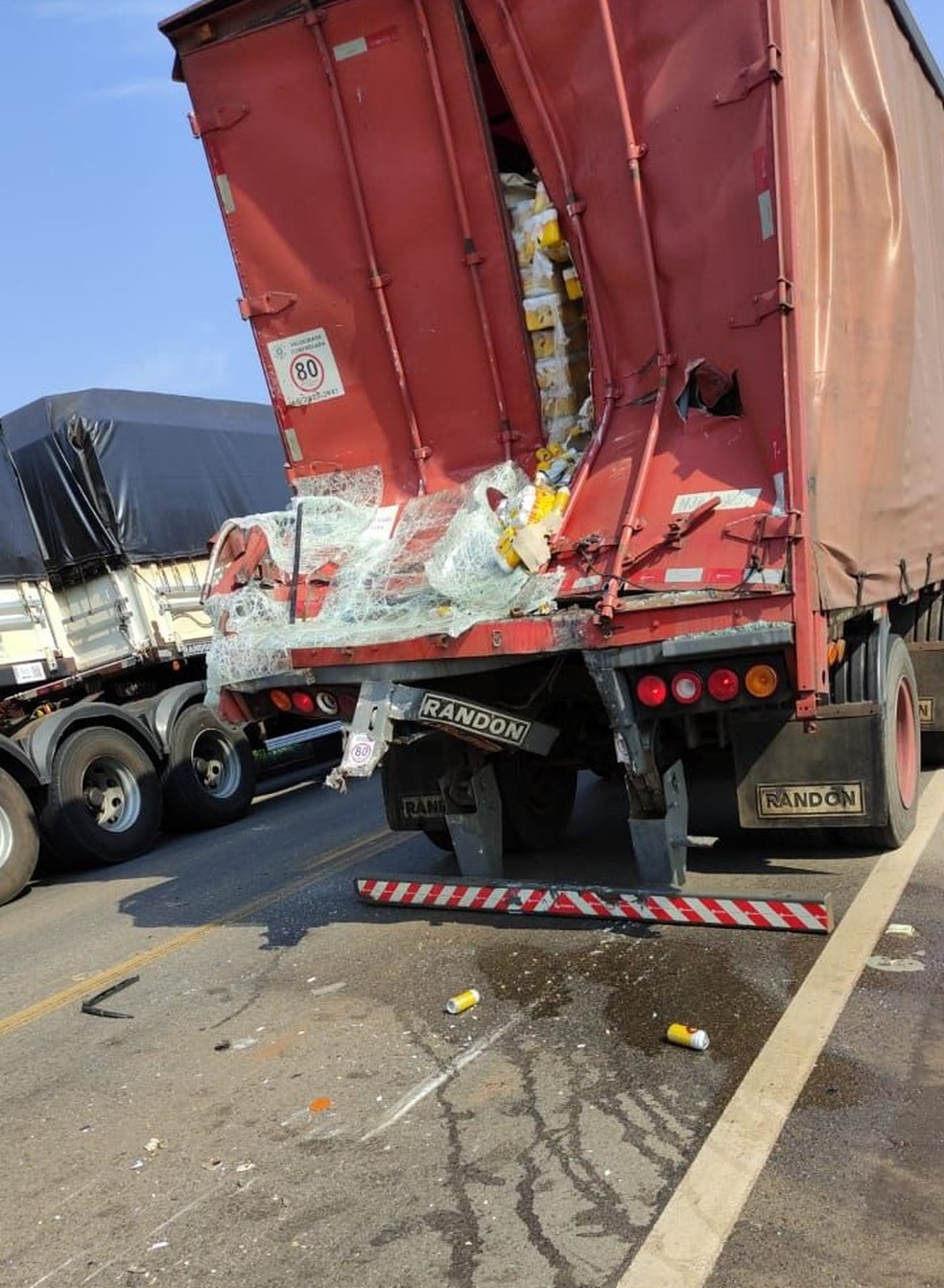 Acidente entre ônibus, caminhão de cerveja e carro deixa três feridos na BR-364 em RO — Foto: Reprodução/Redes Sociais 