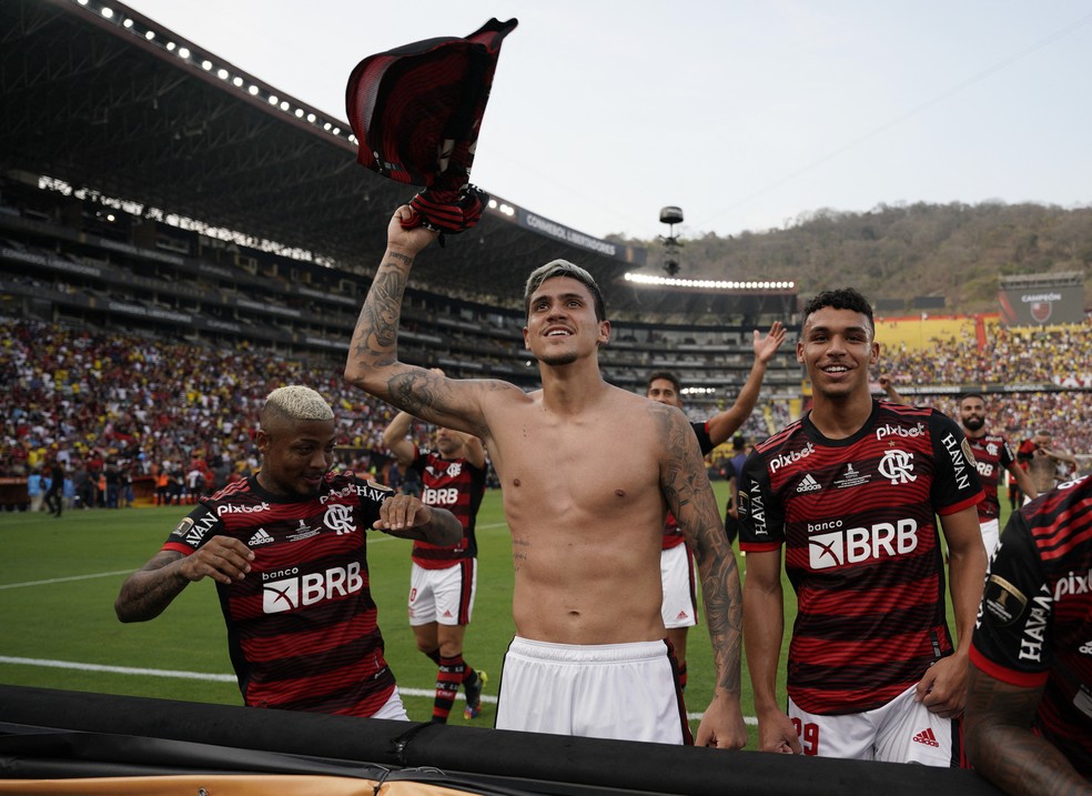 Pedro comemora título da Libertadores pelo Flamengo — Foto: REUTERS/Santiago Arcos