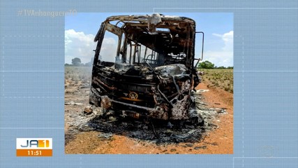 Ônibus do transporte escolar da zona rural de Araguaçu-TO pega fogo durante trajeto
