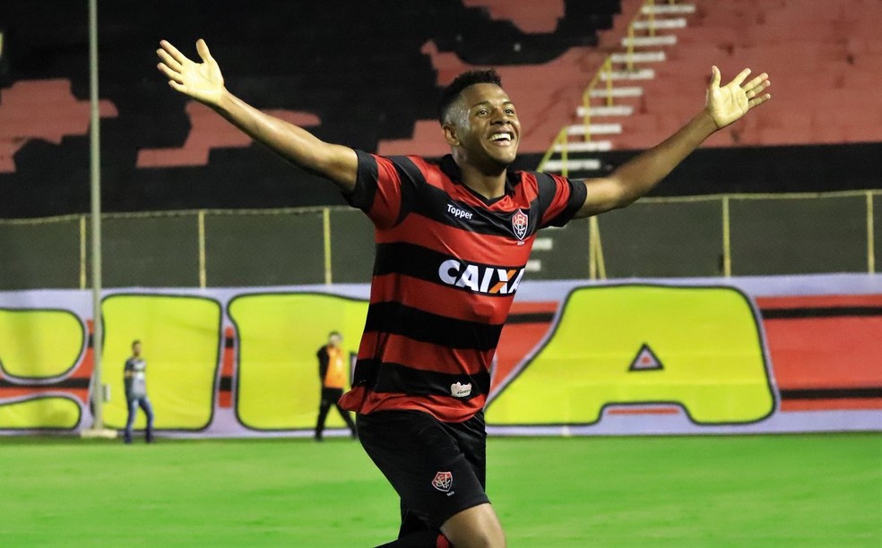 Edson comemora o primeiro gol do Vitória no Barradão — Foto: Maurícia da Matta / EC Vitória