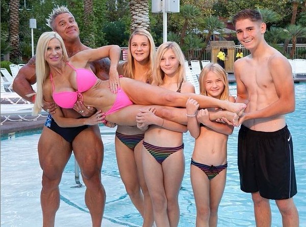 O ator e fisiculturista norte-americano Andy Haman, também conhecido como Sr. Incrível, em foto antiga com a esposa, as três filhas e o filho (Foto: Instagram)