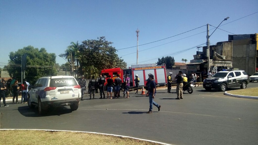 Acidente matou um motorista na rotatria da Avenida Miguel Sutil, na Trincheira da Jurumirim (Foto: Brgida Mota/TVCA)