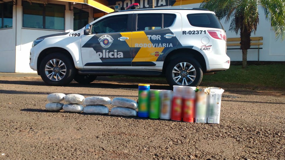 Passageiro é preso com haxixe escondido em embalagens de batata chips e caixas de suco em Ourinhos — Foto: Polícia Rodoviária/Divulgação