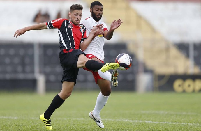 Paulista bate líder e garante classificação