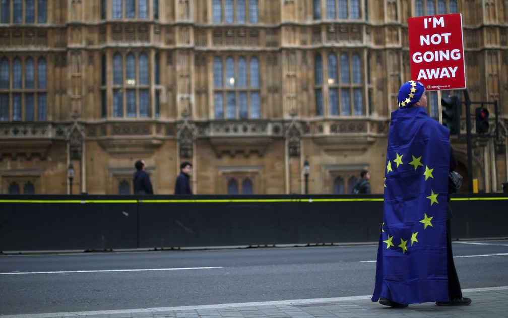 Manifestante anti-Brexit segura placa com a inscriÃ§Ã£o ânÃ£o vou emboraâ em frente ao Parlamento, em Londres, no dia 20 de marÃ§o â Foto: Reuters/Hannah McKay
