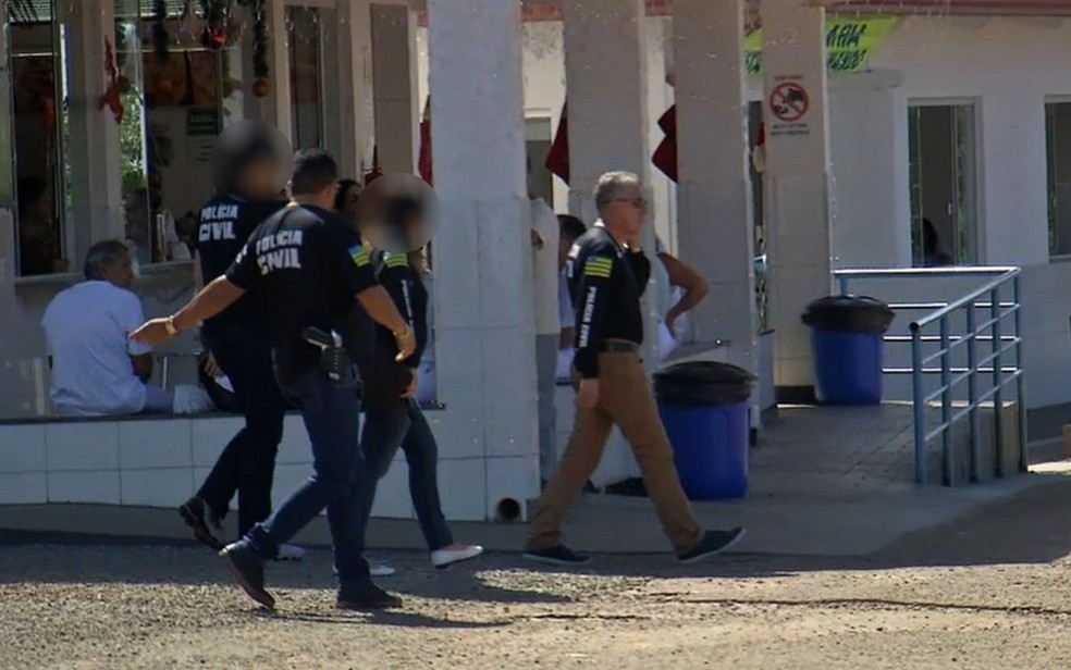 Polícia leva suposta vítima para fazer reconhecimento de quarto onde João de Deus teria abusado sexualmente de mulheres em Abadiânia, Goiás — Foto: Reprodução/TV Anhanguera