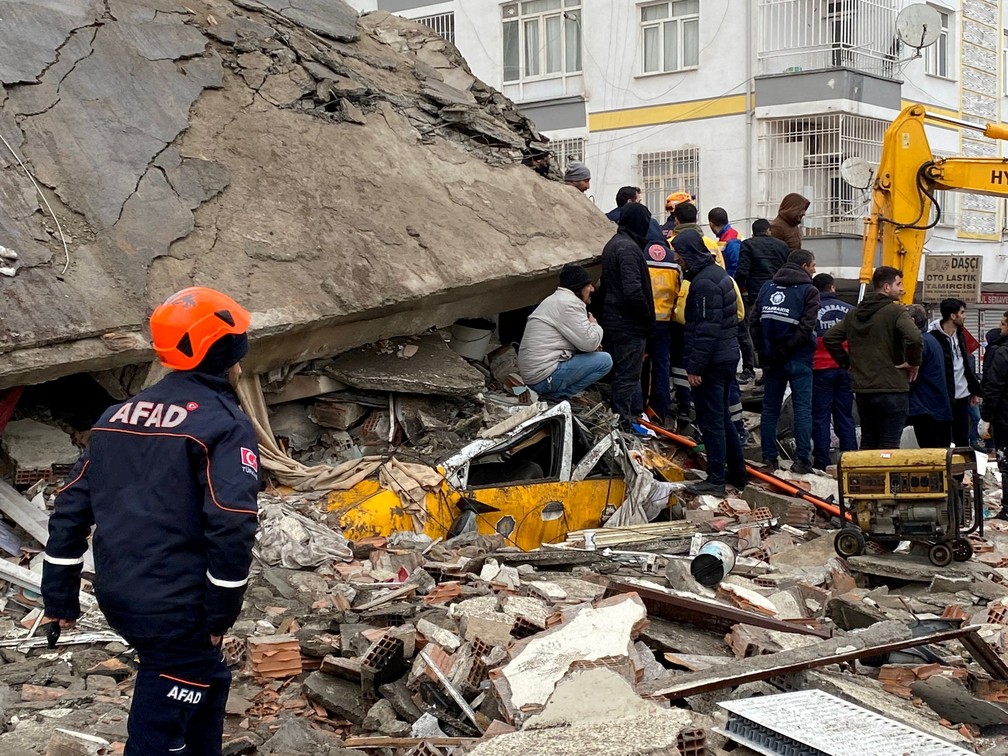 Pessoas procuram sobreviventes nos escombros em Diyarbakir, nesta segunda-feira (6) — Foto: Sertac Kayar/Reuters