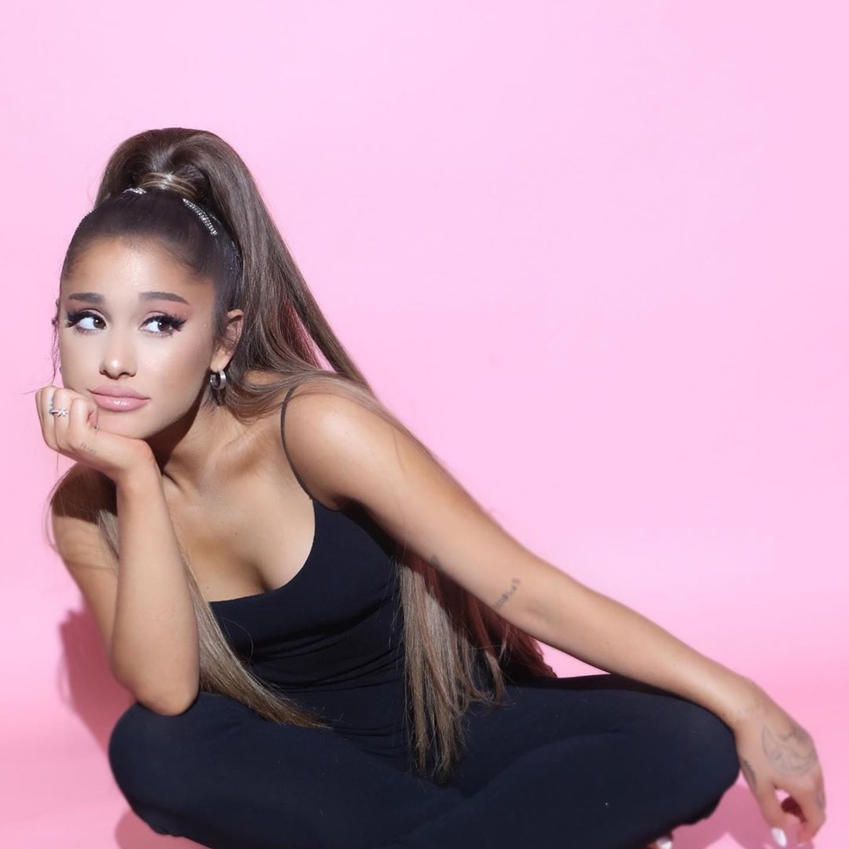 Perseguidor viola a ordem de restrição e volta a invadir a casa de Ariana Grande |  Pop & Arte