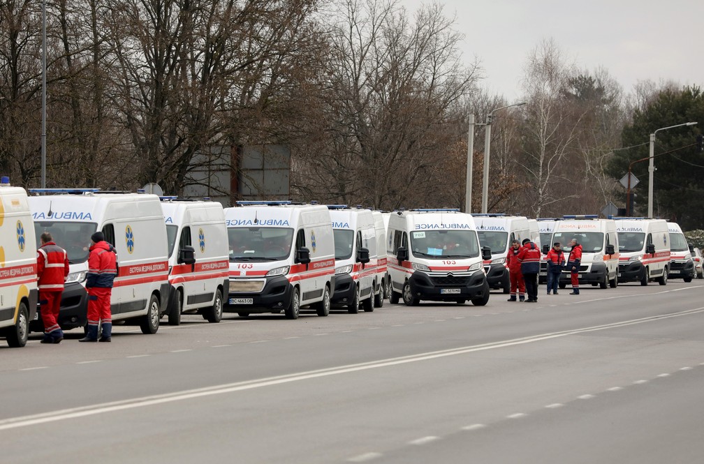 Veículos de ambulância estão alinhados perto de um hospital na região do ataque na Ucrânia  — Foto: REUTERS/Roman Baluk
