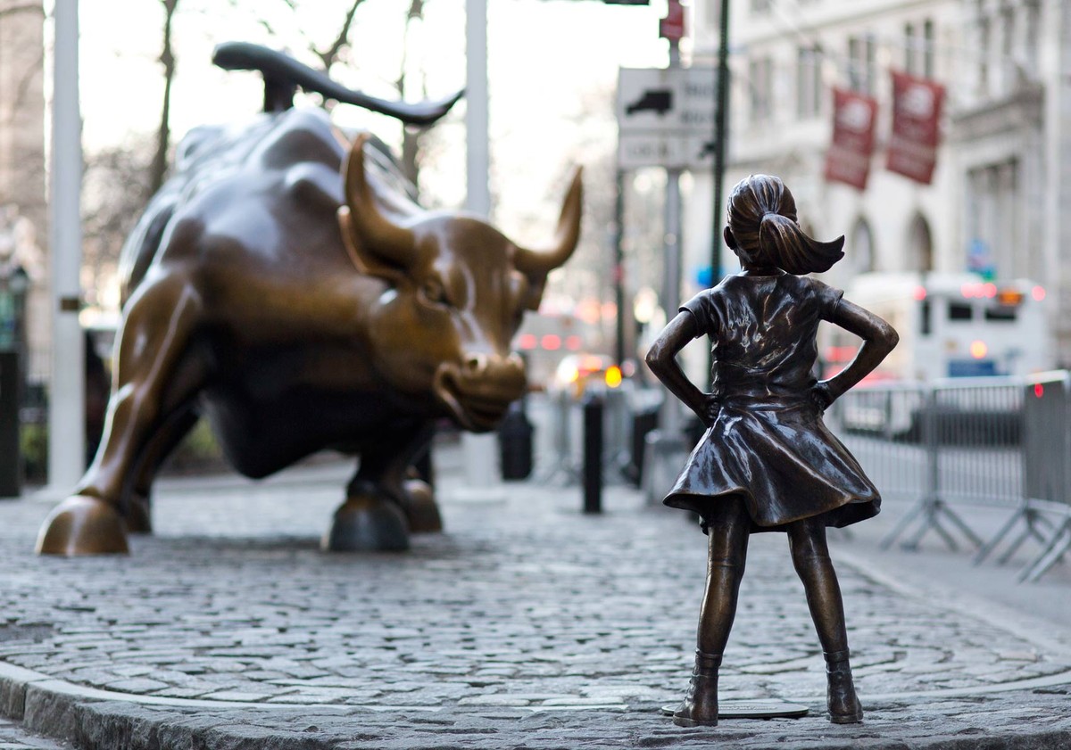 Estátua de menina encarando touro de Wall Street vai continuar em NY