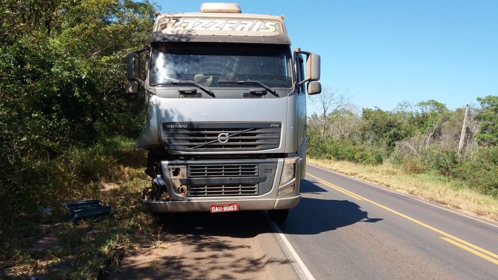 Lateral direita do caminhão ficou destruída com o impacto. (Foto: PRF/Divulgação)
