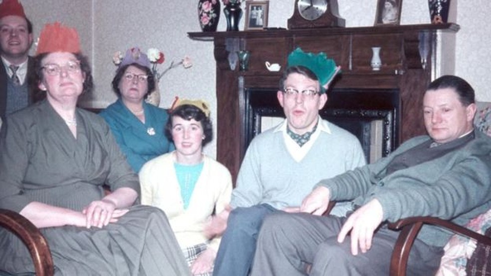 Underhill (de chapéu verde) diz que seus pais e irmãos não estavam cientes de sua orientação sexual — Foto: Stanley Underhill/Arquivo Pessoal/BBC