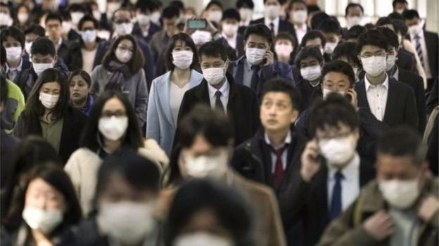 Japão vinha evitando a adoção de medidas mais restritivas, mas mudou atitude após aumento de casos de covid-19 (Foto: EPA via BBC News)